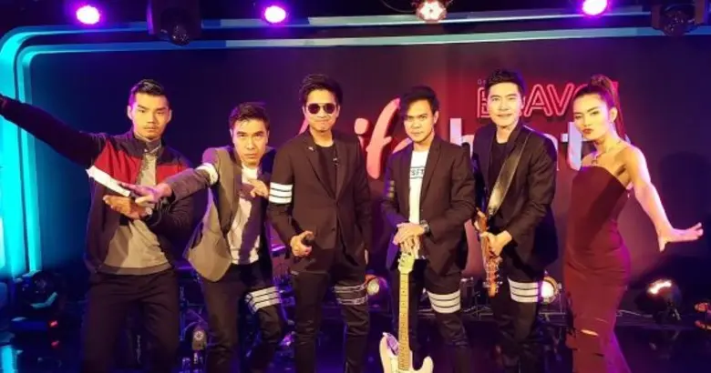 ทีวีไกด์: รายการ “LIFE BEATS” แตกดังโพล๊ะ!! ..มือกีตาร์ “Jetset'er” ฉี่แตก!! กลางคอนเสิร์ต