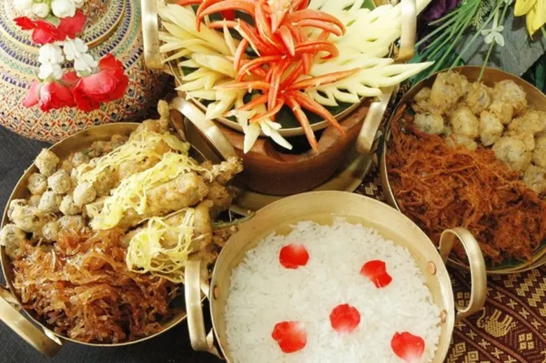 ห้องอาหารไทย ริมรญา ริมสระน้ำ โรงแรมเดอะ ...