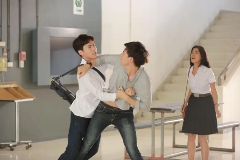 “ไนกี้” หึงจัด ต่อยหนุ่มมุ้งมิ้ง “สายป่าน” “วิลลี่” เข้าห้ามศึกจนหอบแฮก