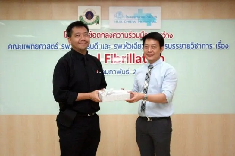 นพ.กฤชวัชร ลาภเจริญวงศา (ขวา) ผู้ช่วยผู้อ...