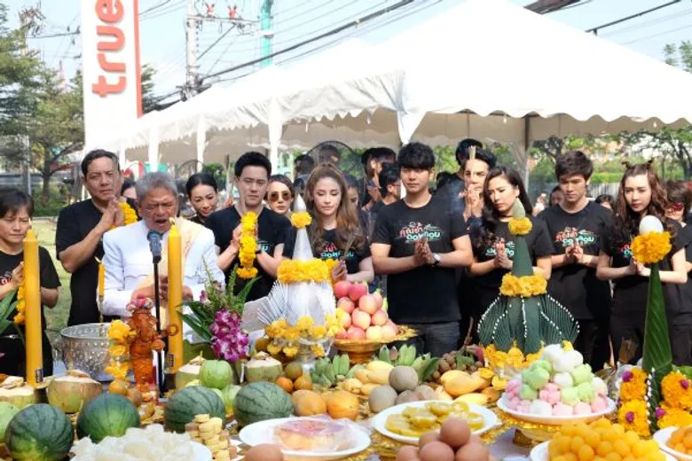 ทรูโฟร์ยู ช่อง 24 ฤกษ์ดีบวงสรวงละครน้ำดี คุณย่าดอทคอม จับคู่ ฟลุ๊ค – นาตาลี ลงจอด้วยกันครั้งแรก พร้อมดารารุ่นใหญ่รุ่นเล็กอีกคับคั่ง
