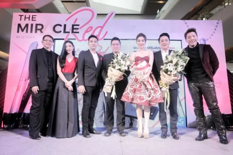 “เลอซาช่า” ชวนเซเลปร่วมพิสูจน์พลัง “The Miracle Red” หนีบครั้งเดียวตรง เงางาม อยู่ทรงตลอดวัน พร้อมเสริมดวงให้เป๊ะปัง กับหมอช้าง