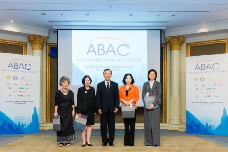 ผศ.ดร.เกษรา ธัญลักษณ์ภาคย์ (คนที่ 1 จากขว...