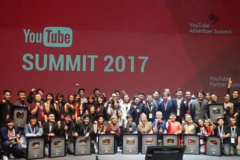 “น้องไบรท์” สุดฮอต คว้าผู้ประกาศข่าวหญิงฟีเว่อร์ เป็นปลื้ม “YouTube มอบ Gold Button” มีผู้ติดตาม “เรื่องเล่าเช้านี้” เกิน 1 ล้าน!!