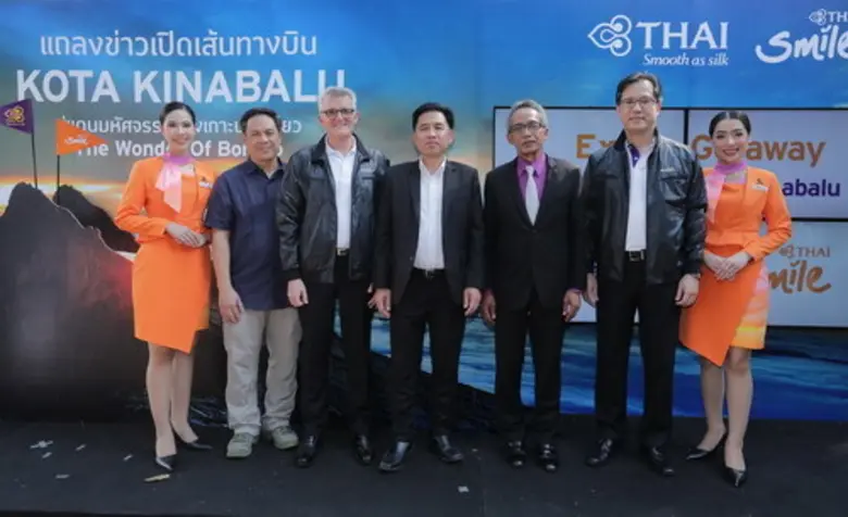 กัปตันวรเนติ หล้าพระบาง (กลาง) รักษาการปร...