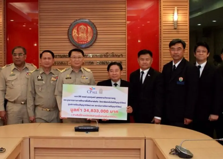 นายปิยะวัฒน์ ฐิตะสัทธาวรกุล (กลาง) รองประ...