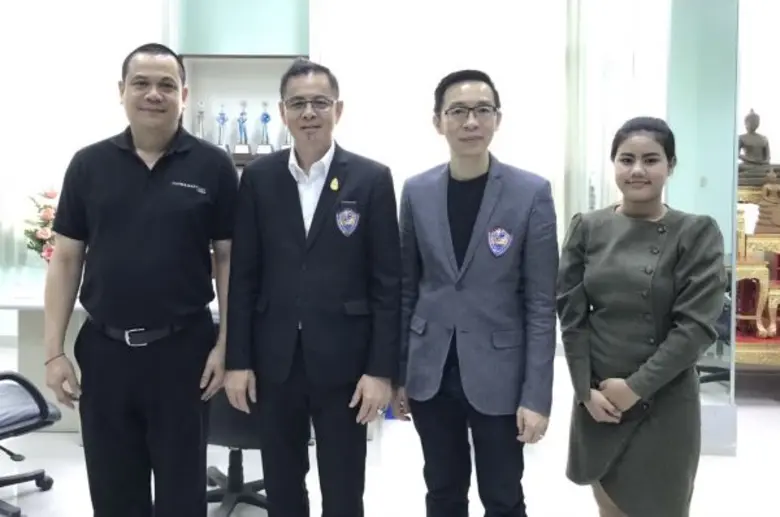 นายมกริน พรหมโยธี (ซ้ายสุด) ผู้จัดการทั่ว...