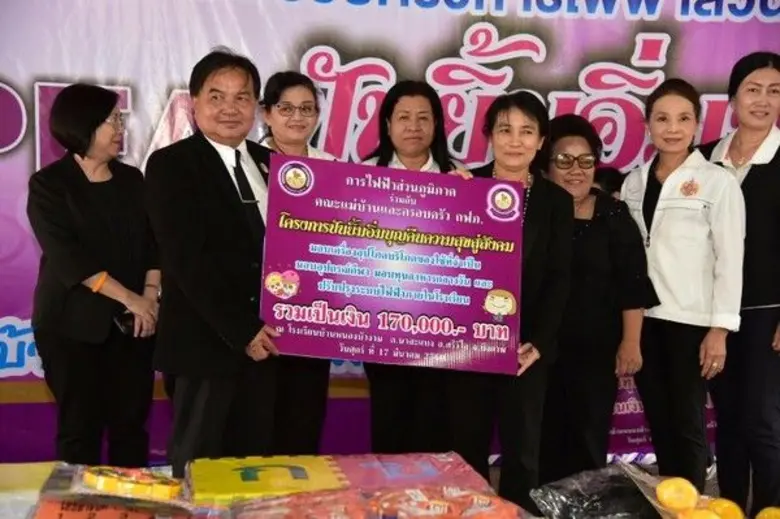 นางอำพร คล้ายแก้ว ประธานคณะแม่บ้านและครอบ...