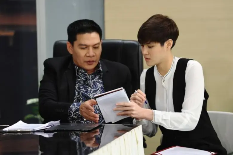 ทีวีไกด์: ซิทคอม "บริษัท ฮาไม่จำกัด" “หมอเจี๊ยบ – ลลนา” ยอมทิ้งเสื้อกาวน์!!! ถวายตัวสู่ตลกมืออาชีพ พร้อมควงป๊อบปี้เลิฟ มาร่วมซิทคอมครั้งแรก