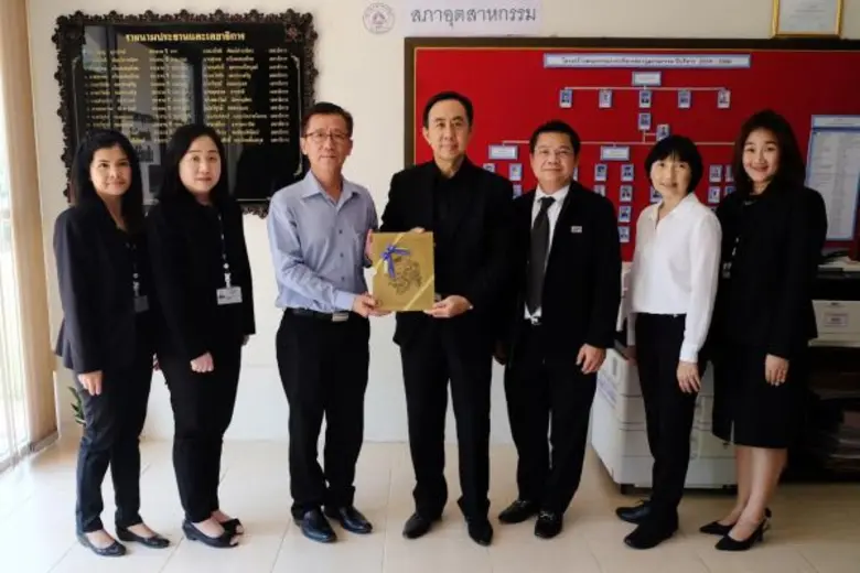 นายพิศิษฐ์ เสรีวิวัฒนา (กลาง) กรรมการผู้จัดการ ธนาค...