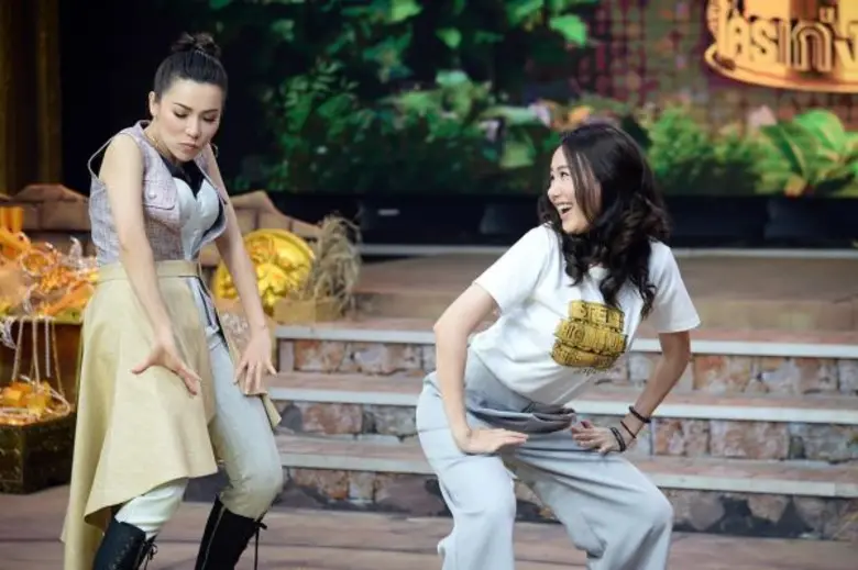 ทีวีไกด์: รายการ “STEP RIGHT UP ใครเก่ง...ใครได้ ล่าขุมทรัพย์" “ดาราตลกสุดเก๋า” ท้าดวลสกิล “ดาราวัยรุ่นสุดเก่ง”