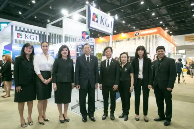 คุณสมชาย กาญจนเพชรรัตน์ (ที่ 4 จากขวา) กร...