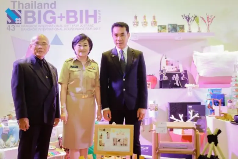 นางมาลี โชคล้ำเลิศ (กลาง) อธิบดีกรมส่งเสร...