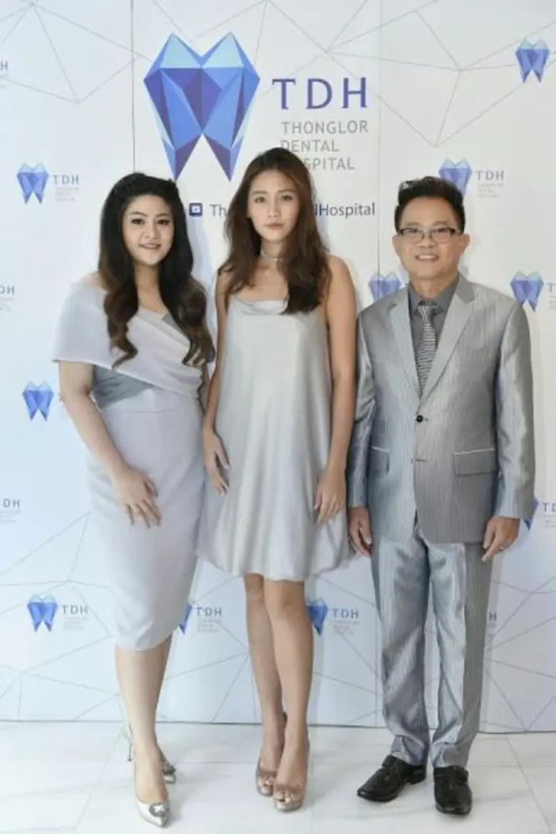 วุ้นเส้น-ออม-เมทัล ร่วมเปิดตัว THONGLOR DENTAL HOSPITAL ( สาขา 2 )