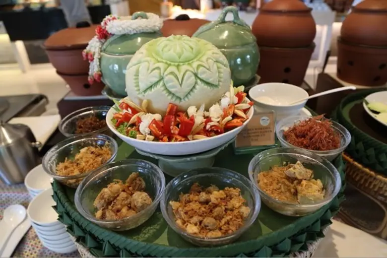 โรงแรม เดอะ แกรนด์ โฟร์วิงส์ คอนเวนชั่น ก...