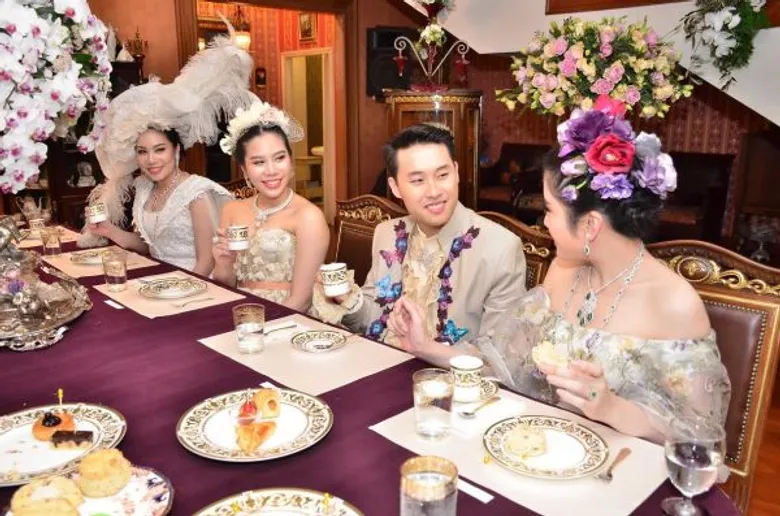 คนรักงานศิลป์ ร่วมจิบน้ำชาสไตล์อังกฤษ ฉลองเปิดคฤหาสน์เครื่องกระเบื้องยุโรปโบราณ “ชาโต้ เดอ ลา พอร์ซเลน” รวมของหายากนับ10,000 ชิ้น