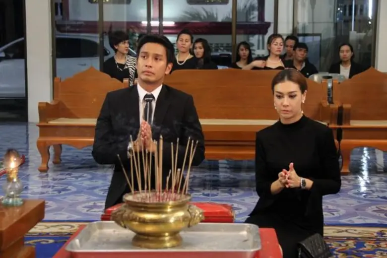 “ฟิล์ม” ปรี๊ดแตกชกหน้า “โอ อนุชิต” เงิบ!!! กลางงานศพ