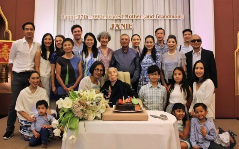 ครอบครัวศรีเฟื่องฟุ้ง จัดงานฉลองวันคล้ายวันเกิดครบร...