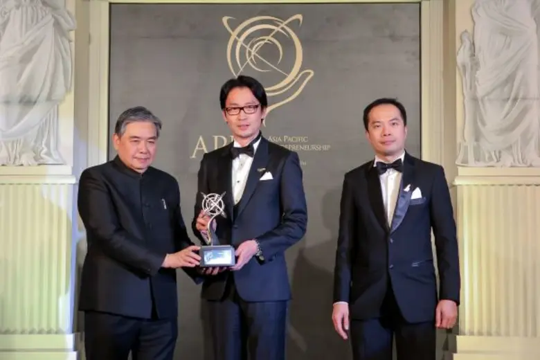 กลุ่มตรีเพชร โดย มร. โทชิอากิ มาเอคาวะ กรรมการผู้จั...