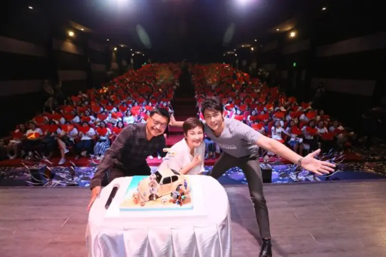 “หมาก-ปริญ” ปลื้ม! ฉลอง 7 ปี FC แน่นฮอลล์