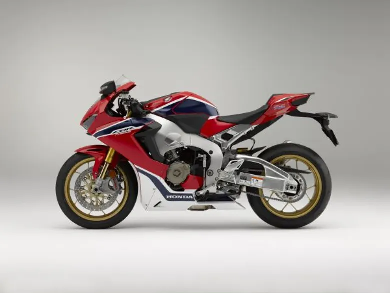แทุ่มงบ 6 ล้านบาท พัฒนารถต้นแบบ Honda 150SS Racer สุดยอดยนตกรรมที่ผสานความเท่ร่วมสมัยสไตล์โมเดิร์นคาเฟ่เรเซอร์ จัดเต็มเปิดตัวรถโมเดลใหม่พร้อมกัน 4 รุ่นในงานมอเตอร์โชว์ 2017
