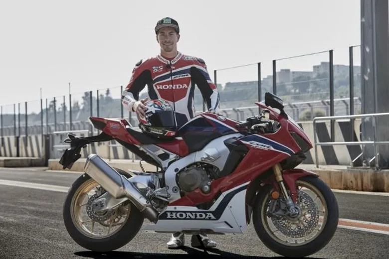 แทุ่มงบ 6 ล้านบาท พัฒนารถต้นแบบ Honda 150SS Racer สุดยอดยนตกรรมที่ผสานความเท่ร่วมสมัยสไตล์โมเดิร์นคาเฟ่เรเซอร์ จัดเต็มเปิดตัวรถโมเดลใหม่พร้อมกัน 4 รุ่นในงานมอเตอร์โชว์ 2017