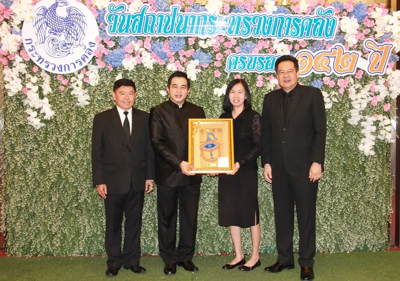 นางสาววีณา เตชาชัยนิรันดร์ กรรมการและรักษ...