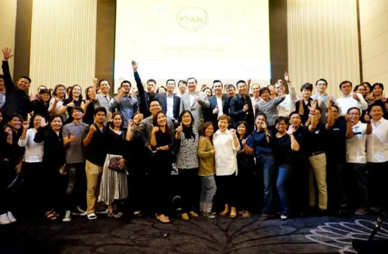 คุณประภาส ตันพิบูลย์ศักดิ์ (แถว 2 ที่ 10 ...