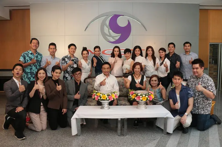 ผู้ประกาศ พิธีกรไนน์เอ็นฯ ยกทีม ร่วมรดน้ำดำหัว 2 ผู้ประกาศสุดเก๋า สุวิช – ภรภัทร อบอุ่นรับปีใหม่ไทย