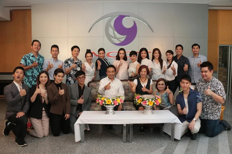ผู้ประกาศ พิธีกรไนน์เอ็นฯ ยกทีม ร่วมรดน้ำดำหัว 2 ผู้ประกาศสุดเก๋า สุวิช – ภรภัทร อบอุ่นรับปีใหม่ไทย