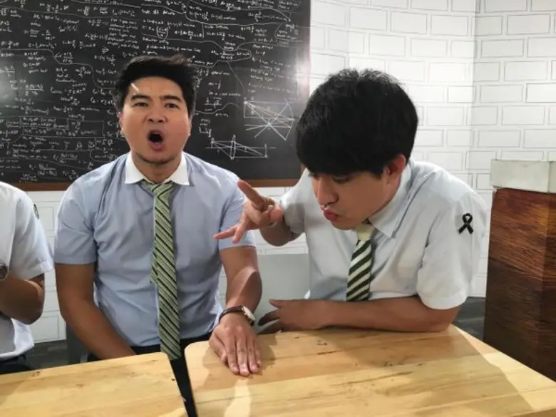 "รถโรงเรียน High School Reunion FC" อาทิต...