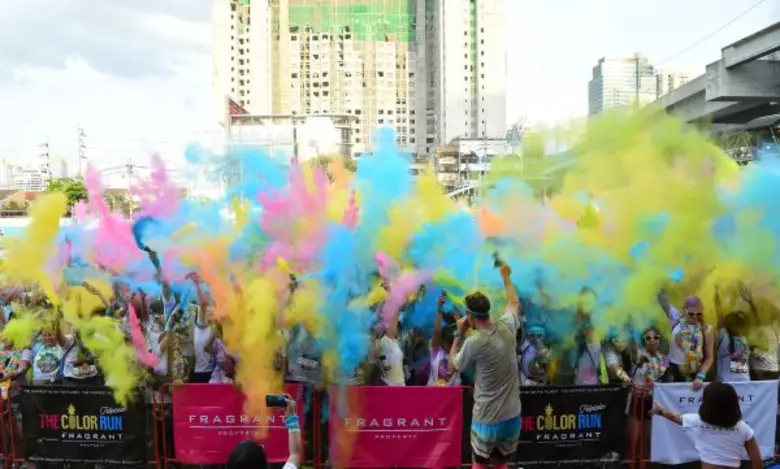 สนุกรับซัมเมอร์กับสีสันสดใสใน เดอะ คัลเลอร์ รัน ภายใต้ธีม เดอะ คัลเลอร์ รัน ทรอปิคัลเลอร์ เวิลด์ ทัวร์ 2017 กิจกรรมวิ่งสาดสี 5 กิโลเมตรที่ขึ้นแท่นงานฟันรันและคัลเลอร์ปาร์ตี้ที่ใหญ่สุดในกรุงเทพฯ
