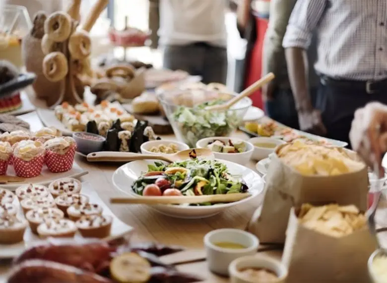 " Easter Sunday Lunch Buffet" สนุกสนานและ...