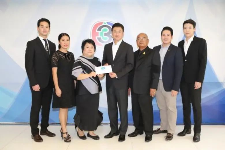 สุรินทร์ กฤตยาพงศ์พันธุ์ (คนกลาง) รองกรรมการผู้จัดก...