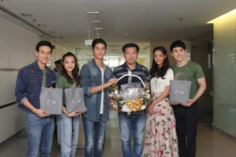 ฝ่ายประชาสัมพันธ์ ช่อง 3 นำทัพดารา – นักแสดง ร่วมกิจกรรมรดน้ำดำหัวอวยพรสื่อมวลชน เนื่องในเทศกาลสงกรานต์ ประจำปี 2560