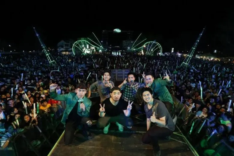 เพื่อนชาวสุราษฎร์ กอดคอกันมันบุกงาน “ช้าง คาร์นิวัลฯ 2017” ความสนุกสุดฟิน...เต็มอิ่มทุกแนวดนตรี