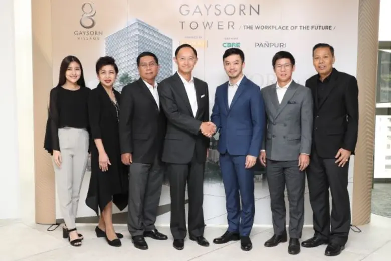 คุณฟ้าฟื้น เต็มบุญเกียรติ (ที่ 4 จากซ้าย)...