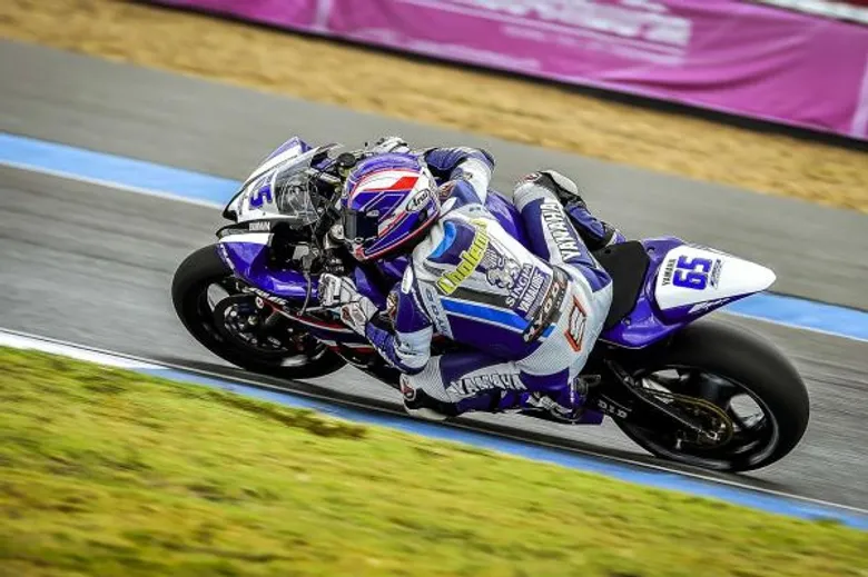 ตี – อนุภาพ หัวใจแกร่งไล่บู๊คู่แข่งก่อนยืนโพเดี้ยมอันดับ 2 รุ่น Asia Production 250 cc เบียร์ – เฉลิมพล โชว์ฟอร์มสุดร้อนแรง ยืนโพเดี้ยมรุ่น Super Sports 600 cc