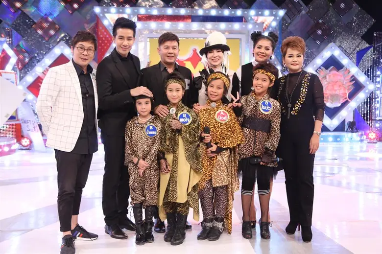 ทีวีไกด์: รายการ "กิ๊กดู๋ สงครามเพลงเงินล้าน" เวที “กิ๊กดู๋ฯ” คึกคัก...จัดเงาเสียงราชินีลูกทุ่ง “พุ่มพวง ดวงจันทร์” รุ่นจิ๋ว!!