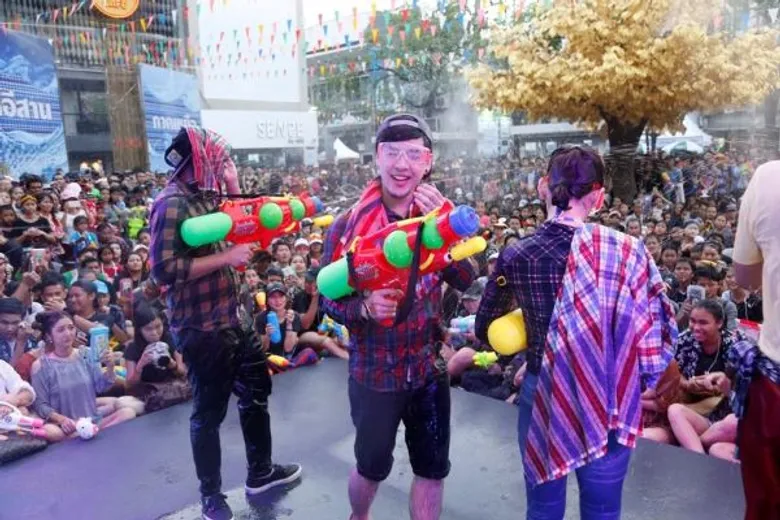 ผู้คนหลั่งไหลร่วมงาน “สงกรานต์เมษา ผ้าขาวม้า ยกสยาม” ทอม หน้ากากทุเรียน มอบความสุขอย่างชุ่มฉ่ำ