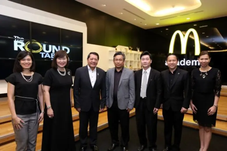 คุณศิริศักดิ์ ประสิทธิ์สรรหา (ที่ 2 จากขว...