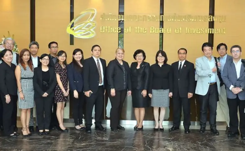 นายโชคดี แก้วแสง ( ที่ 4 จากขวา ) รองเลขา...