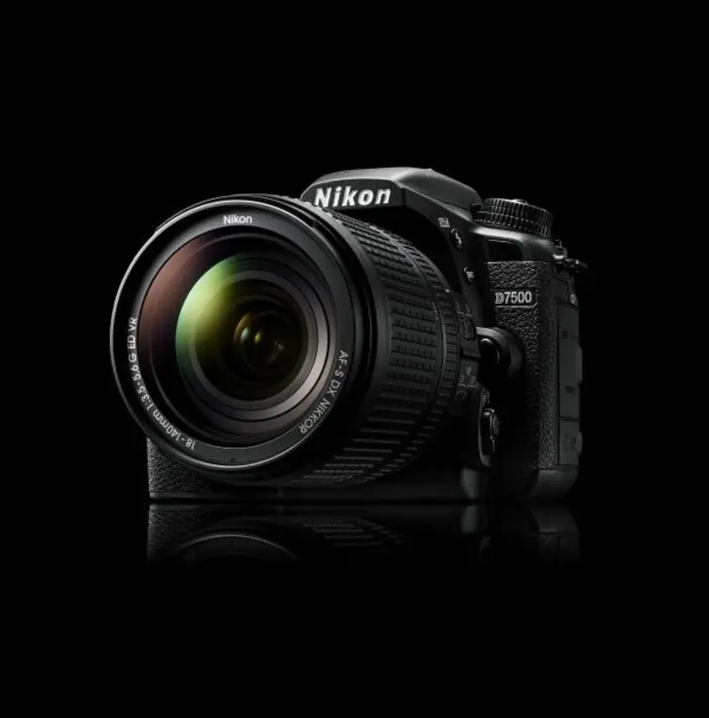ผสานความโดดเด่นของกล้องในตระกูล D7000 ที่...