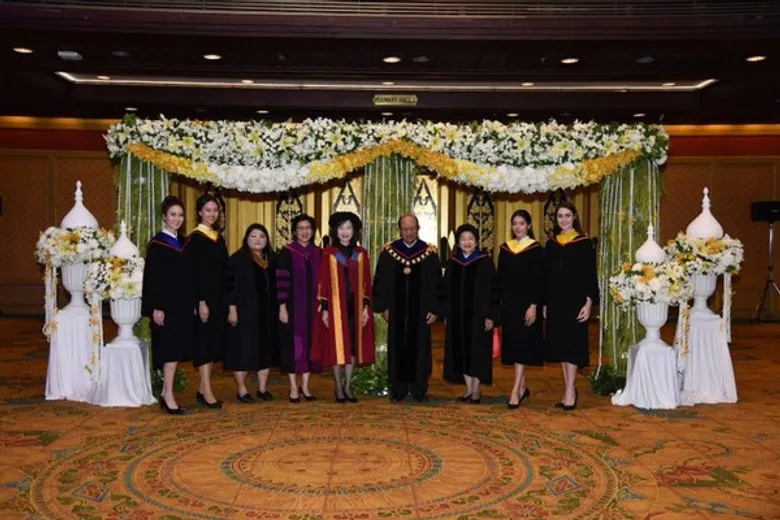 ม.กรุงเทพจัดพิธีประสาทปริญญาบัตร