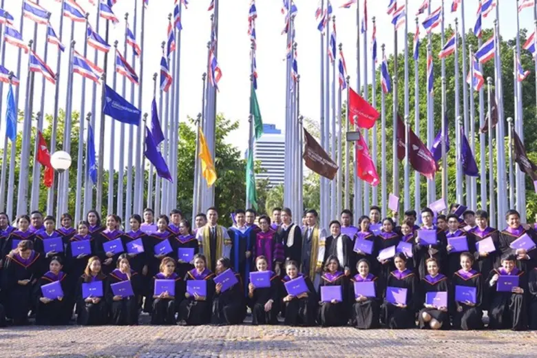 ม.กรุงเทพจัดพิธีประสาทปริญญาบัตร