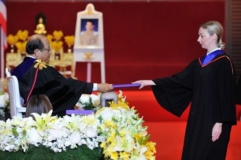 ม.กรุงเทพจัดพิธีประสาทปริญญาบัตร