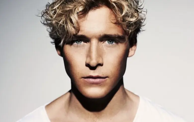 "คริสโตเฟอร์" Christopher ศิลปินหนุ่มหล่อ...