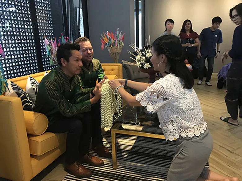 โอเอซิสสปาร่วมอนุรักษ์และสืบสานประเพณีรดน้ำดำหัวแบบล้านนา ประจำปี 2560