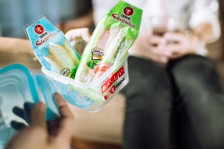 โออิชิ แซนวิช รีแพ็คเกจ พิเศษช่วงแนะนำ !! แลกซื้อคู่หู...คู่อร่อย! พร้อมรับฟรี โออิชิ ลัคกี้ บ็อกซ์ เพียง 59 บาท