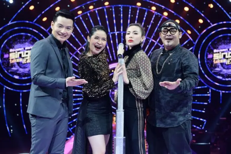 ทีวีไกด์: รายการ "ร้องแลก แจกเงิน Singer Takes It All" “ปุ้ม-เปรมสุดา” ฝ่าทุกสภาพอากาศ สวมร่าง ปรมาจารย์ ตัดสินเสียงร้อง!!!